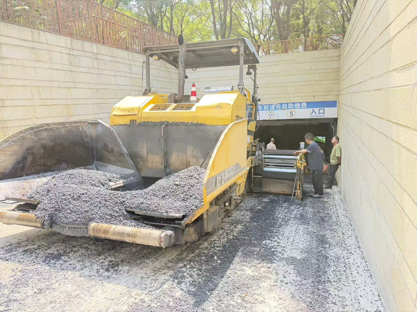 南京江宁金鹰国际购物广场地库出入车道沥青摊铺工程