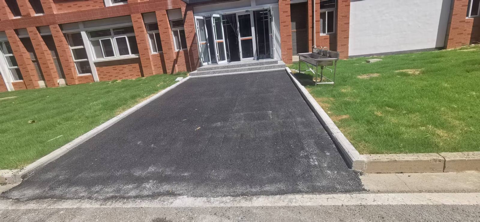 南京天印高级中学沥青摊铺工程 - 南京维优交通工程有限公司工程案例